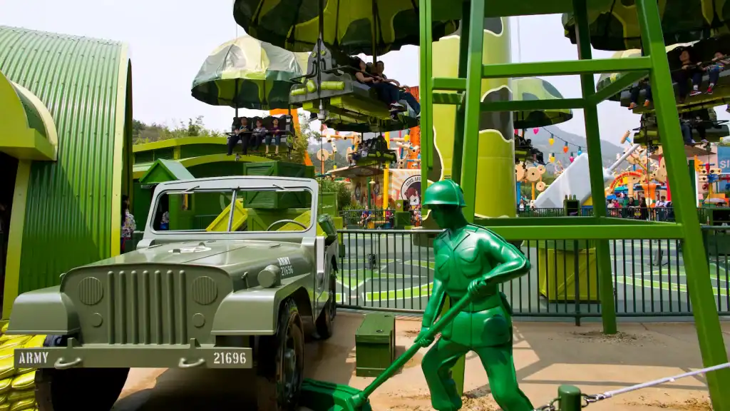 Hkdl att toy story parachute jump hero 00