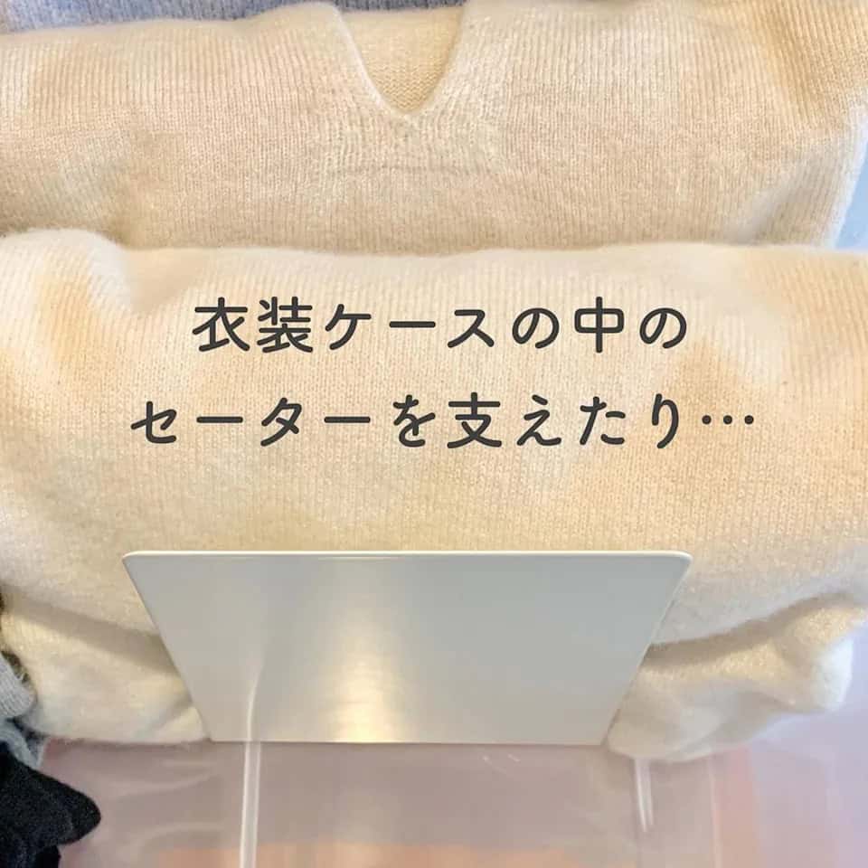 書擋收納毛衣,有壓縮衣物效果。(instagram@kayo3kuru3)