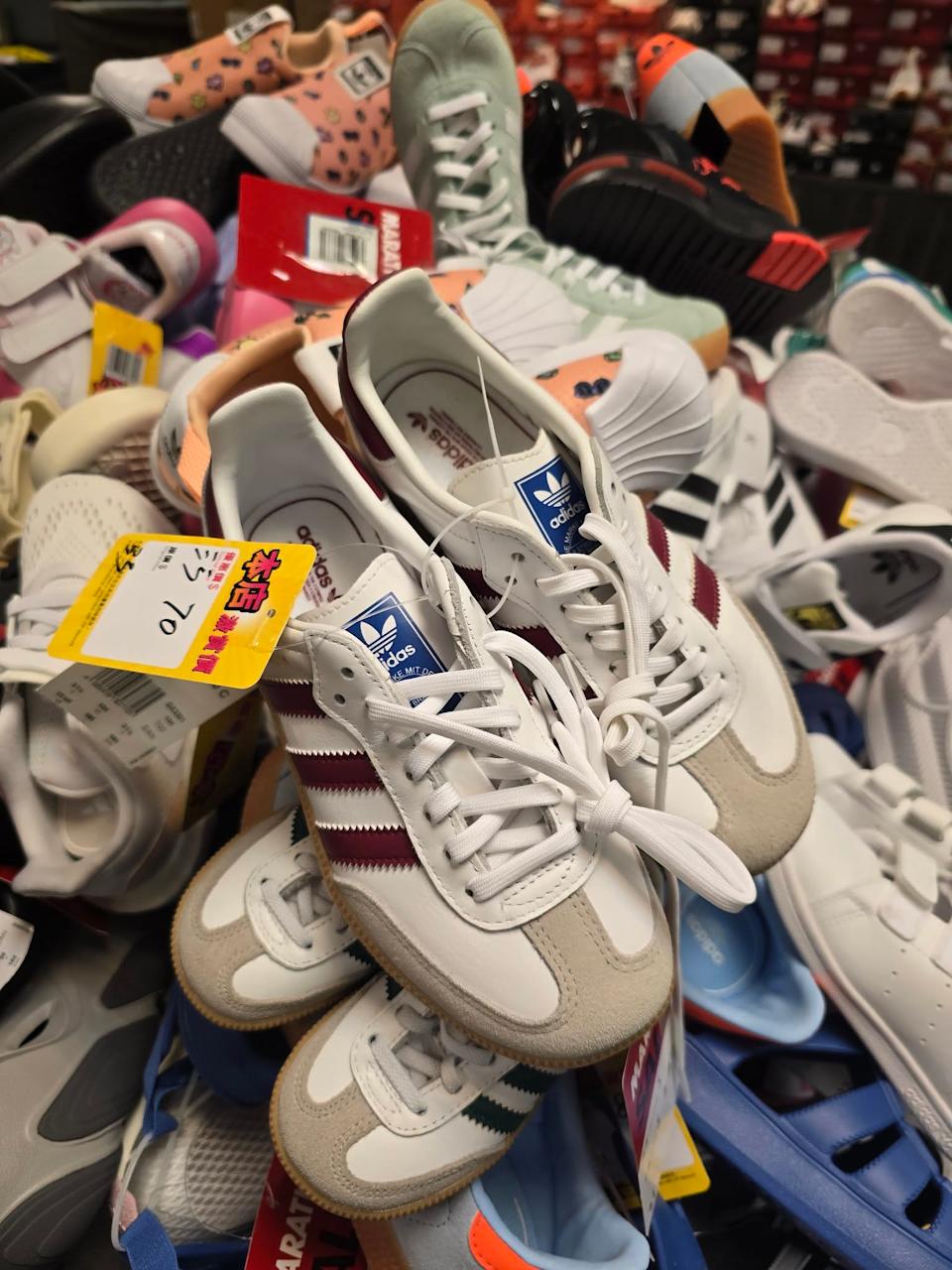 場內陳列 Nike Adidas 等品牌商品