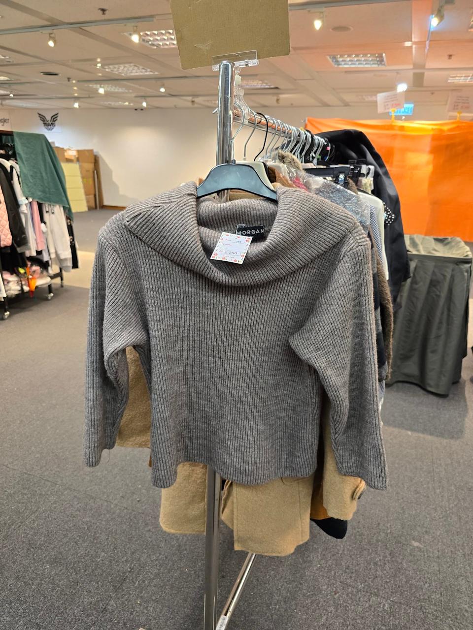 海港城展銷集賀年服飾與特價貨品細節