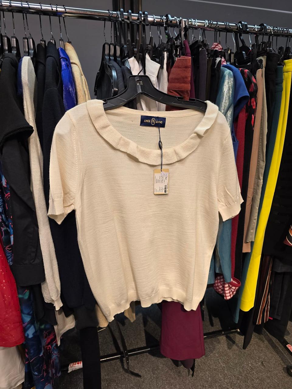 Harbour City Bazaar 服飾架與貨品細節近照