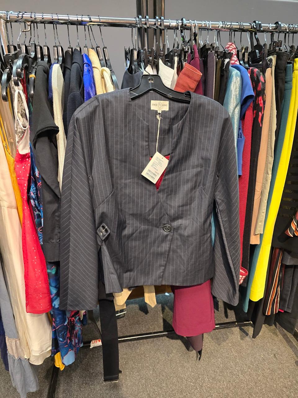 海港城特賣多個品牌女裝上衣展示