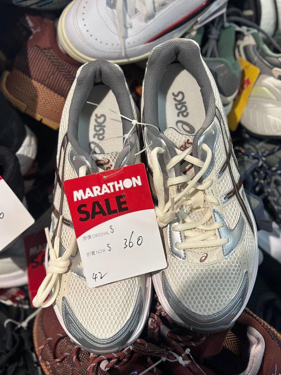 場內運動鞋款陳列