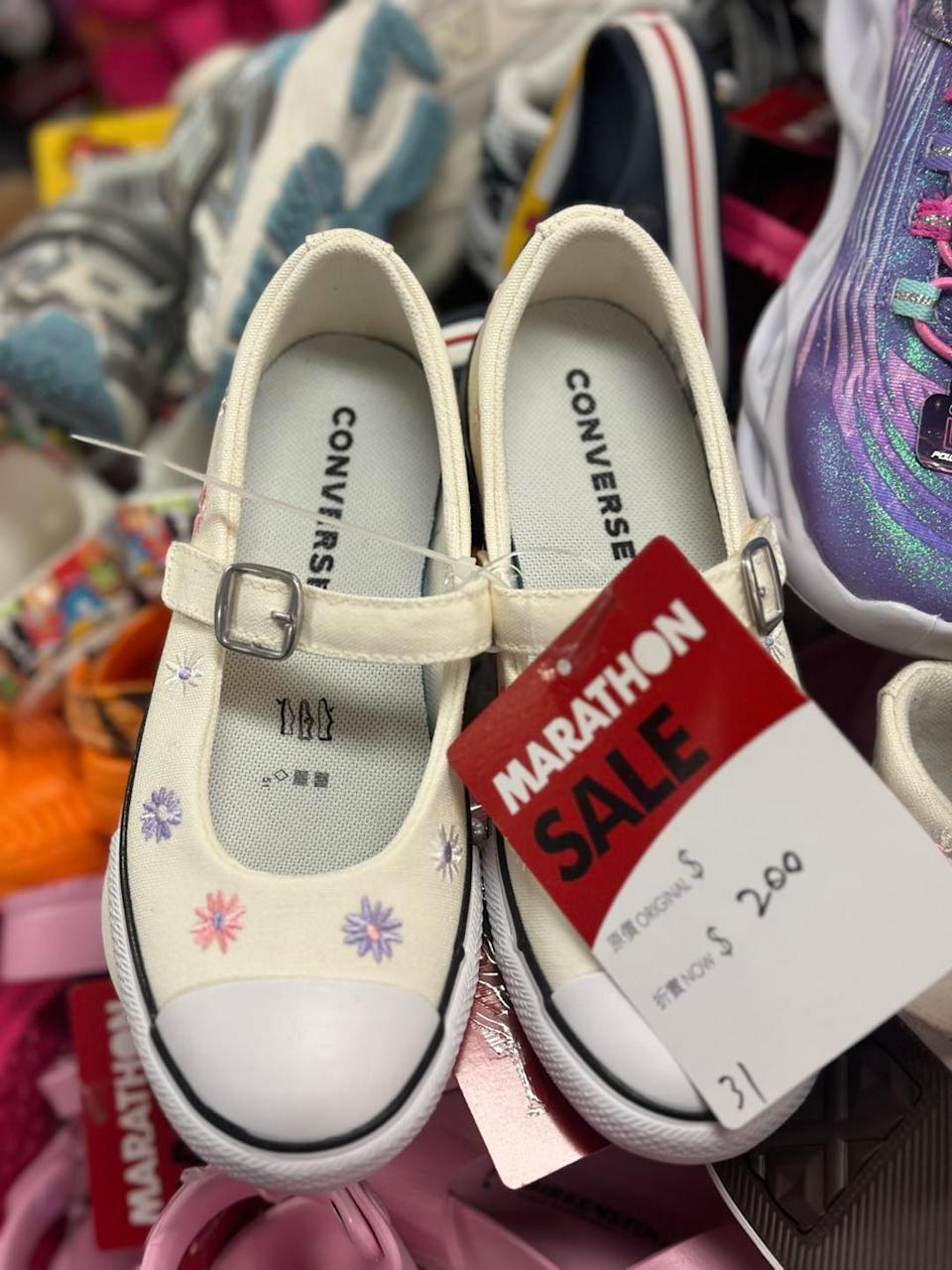 各類運動鞋款近拍