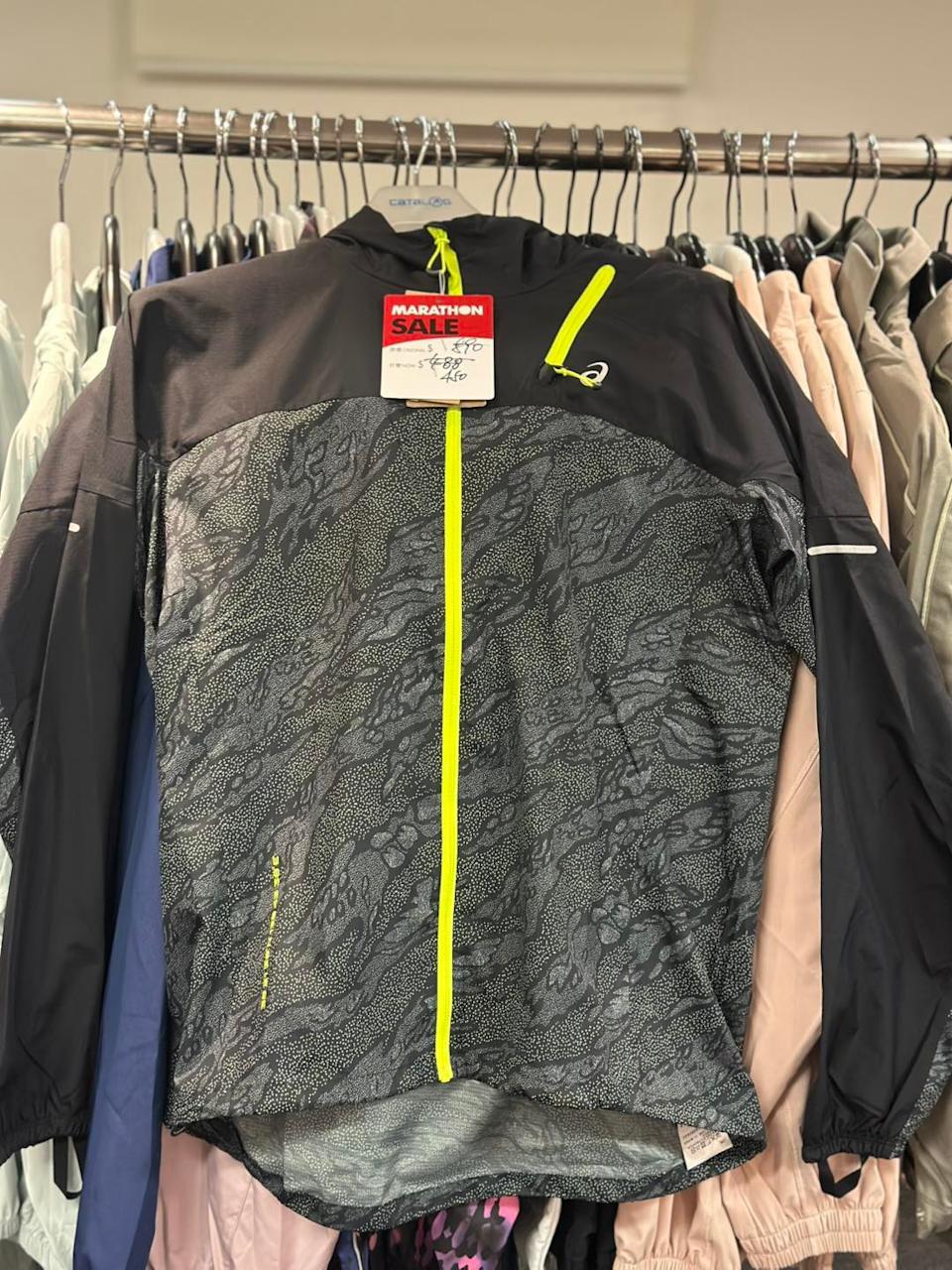 運動鞋及便服齊備