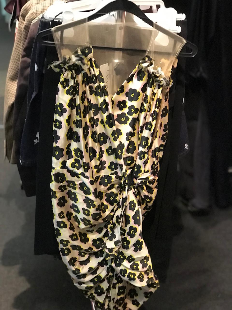 名牌服飾折扣資訊板