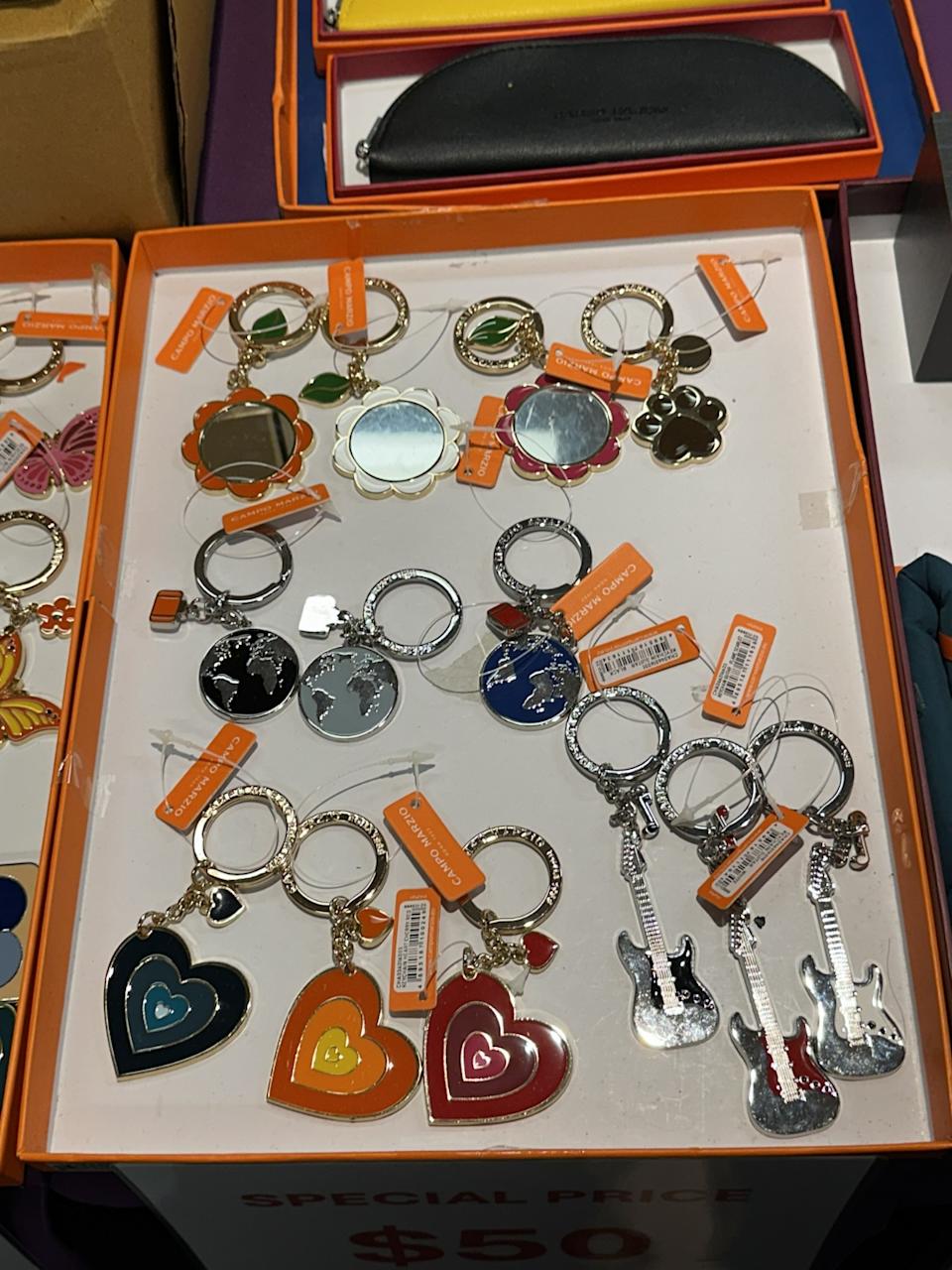 名牌服飾特賣展場圖片