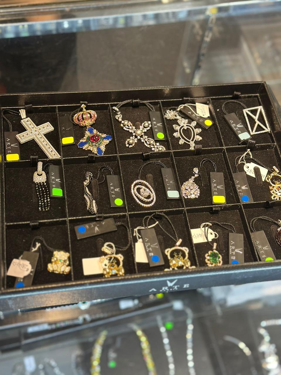 名牌服飾特賣展場圖片