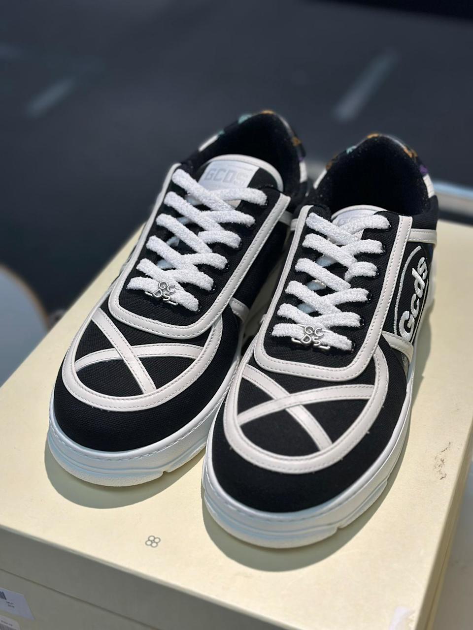 名牌服飾特賣展場圖片