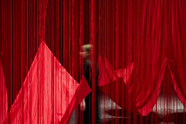 「鹽田千春:無限回憶」展覽現場,2025年,M+,香港