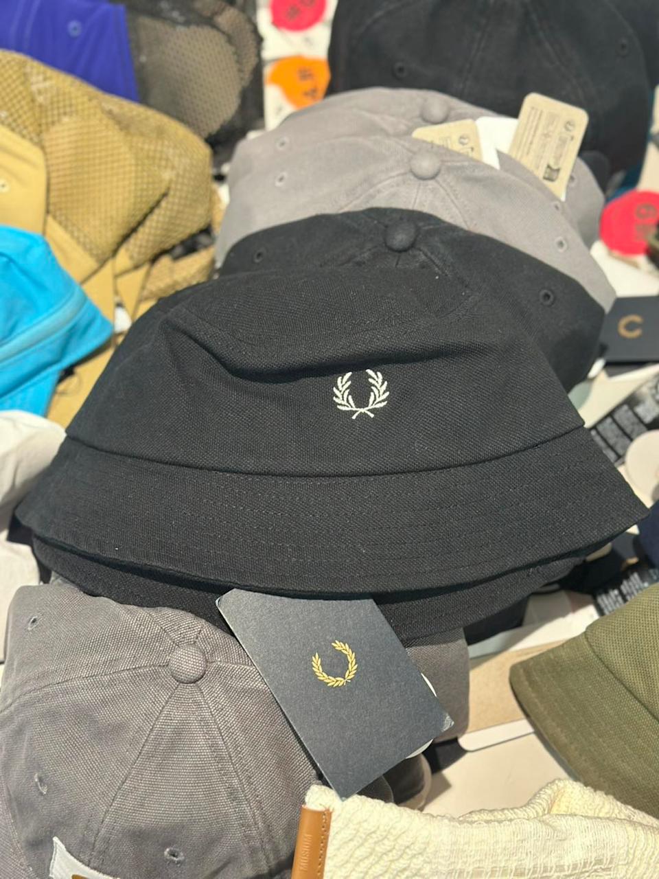 貼有折扣標示的服飾